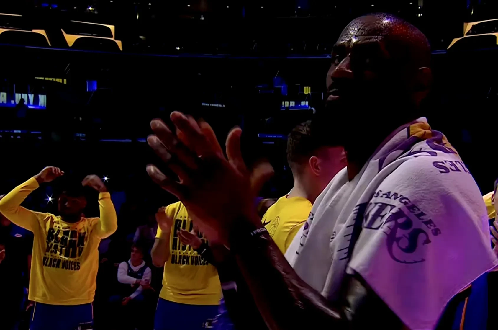 运动员感动全场,观众热情鼓掌 运动员感动全场,观众热情鼓掌