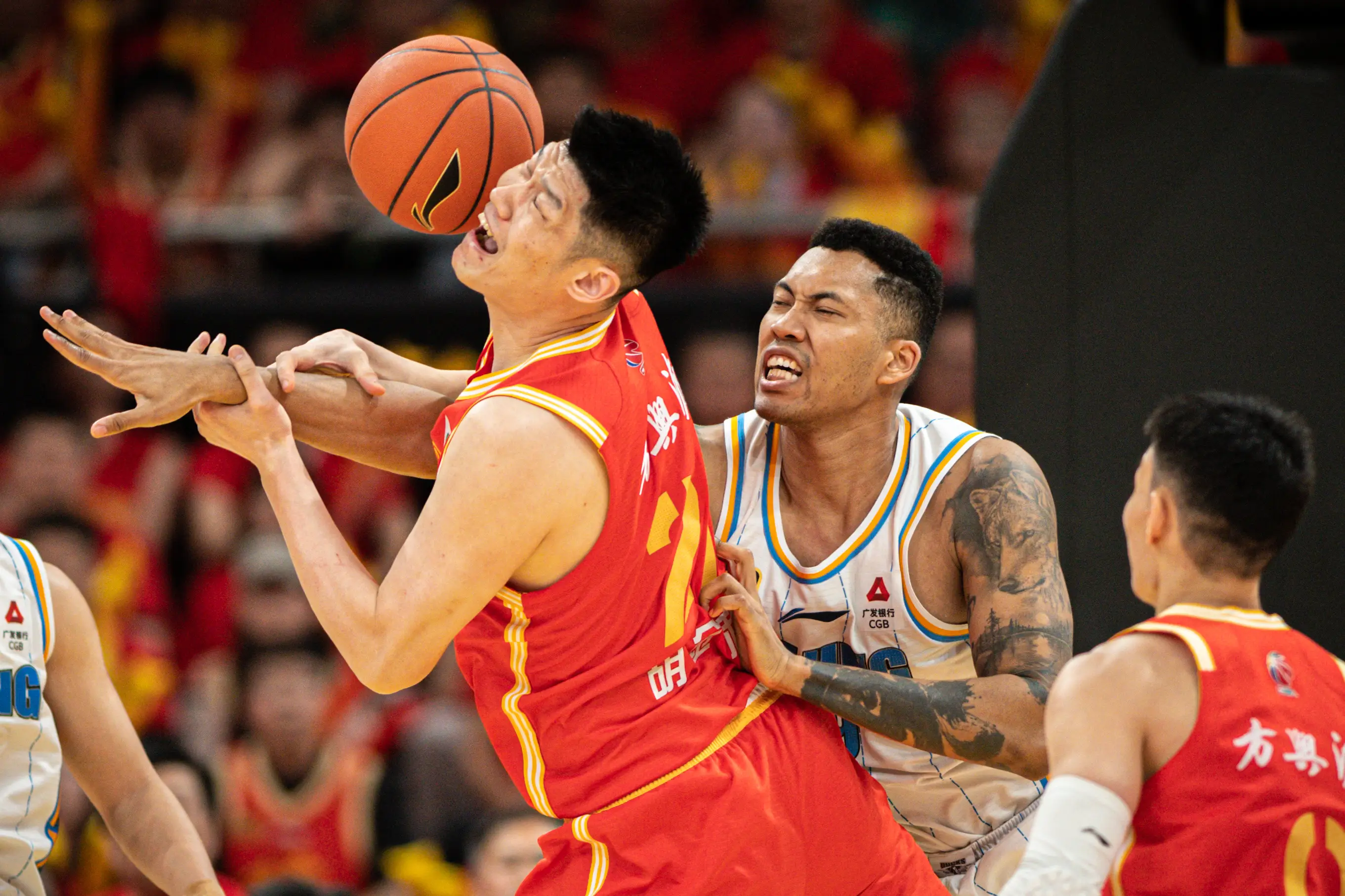 关于篮球赛场上球队拼劲十足,奋勇争先的信息 关于篮球赛场上球队拼劲十足,奋勇争先的信息