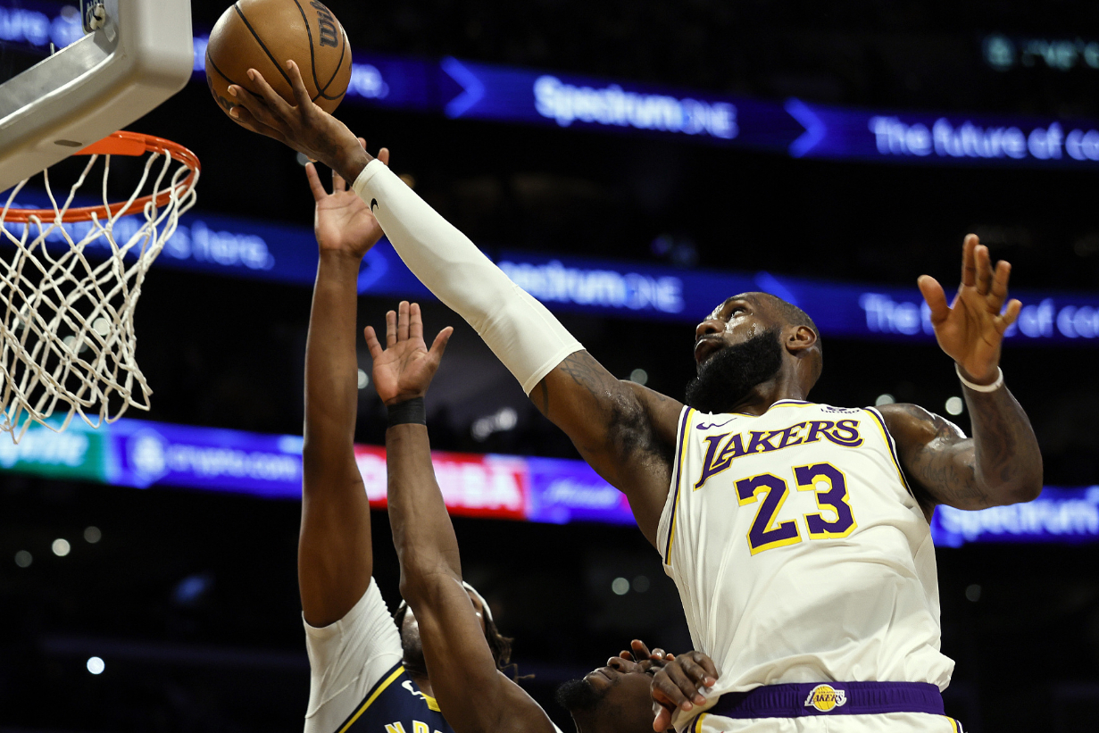 包含湖人险胜山东队，浓眉哥统治全场的词条