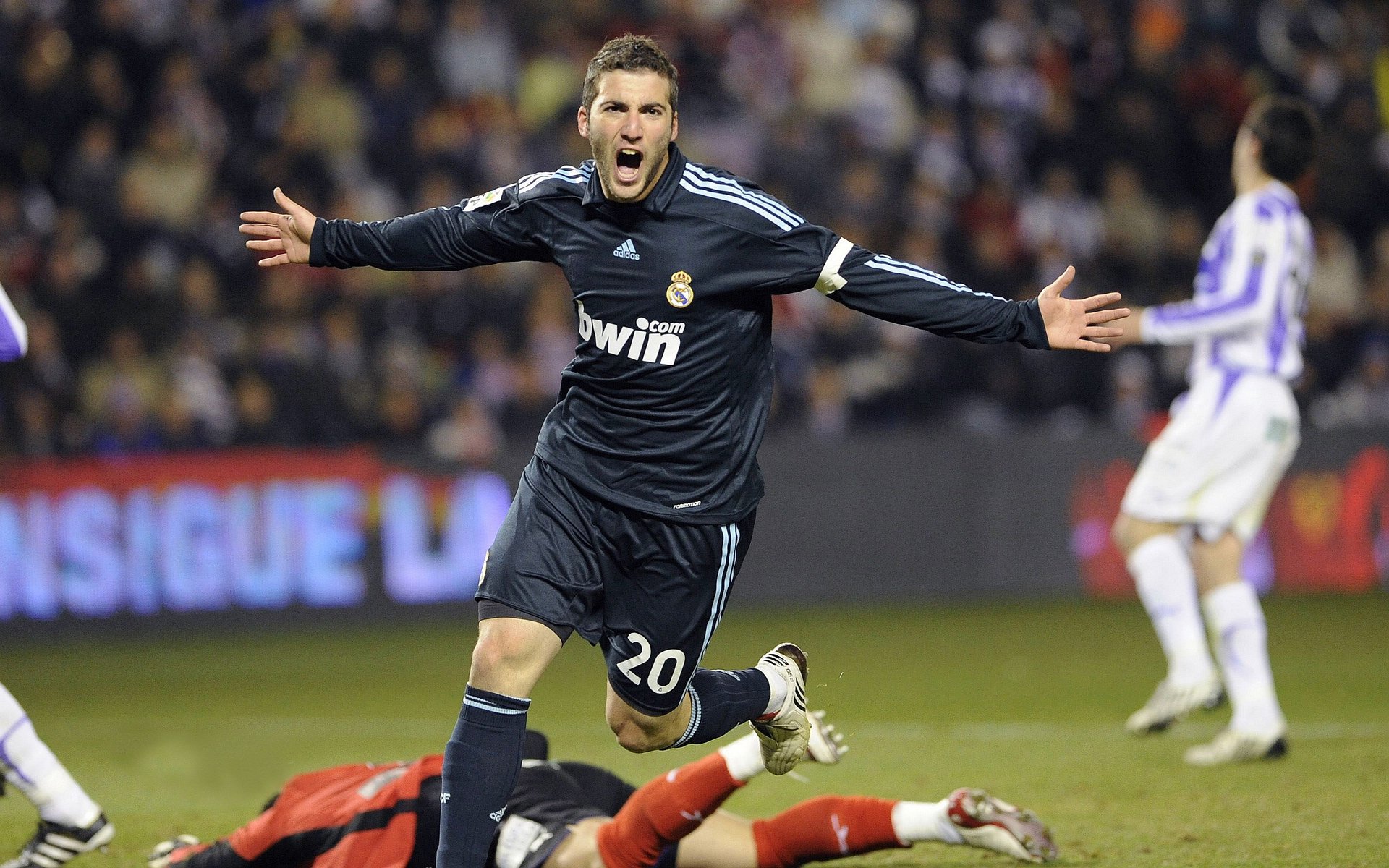 奥亚尔萨瓦尔接管F1争冠战，哥斯达黎加式完胜启示录